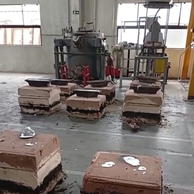 Moldes de areia e forno de fusão de alumínio